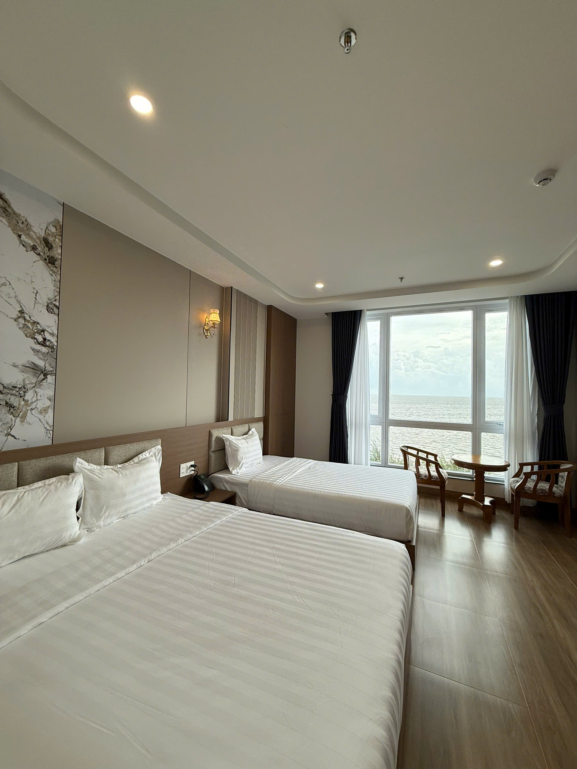 Phòng Phòng Deluxe Triple Trực Diện Biển — Khách Sạn Ngọc Thành
